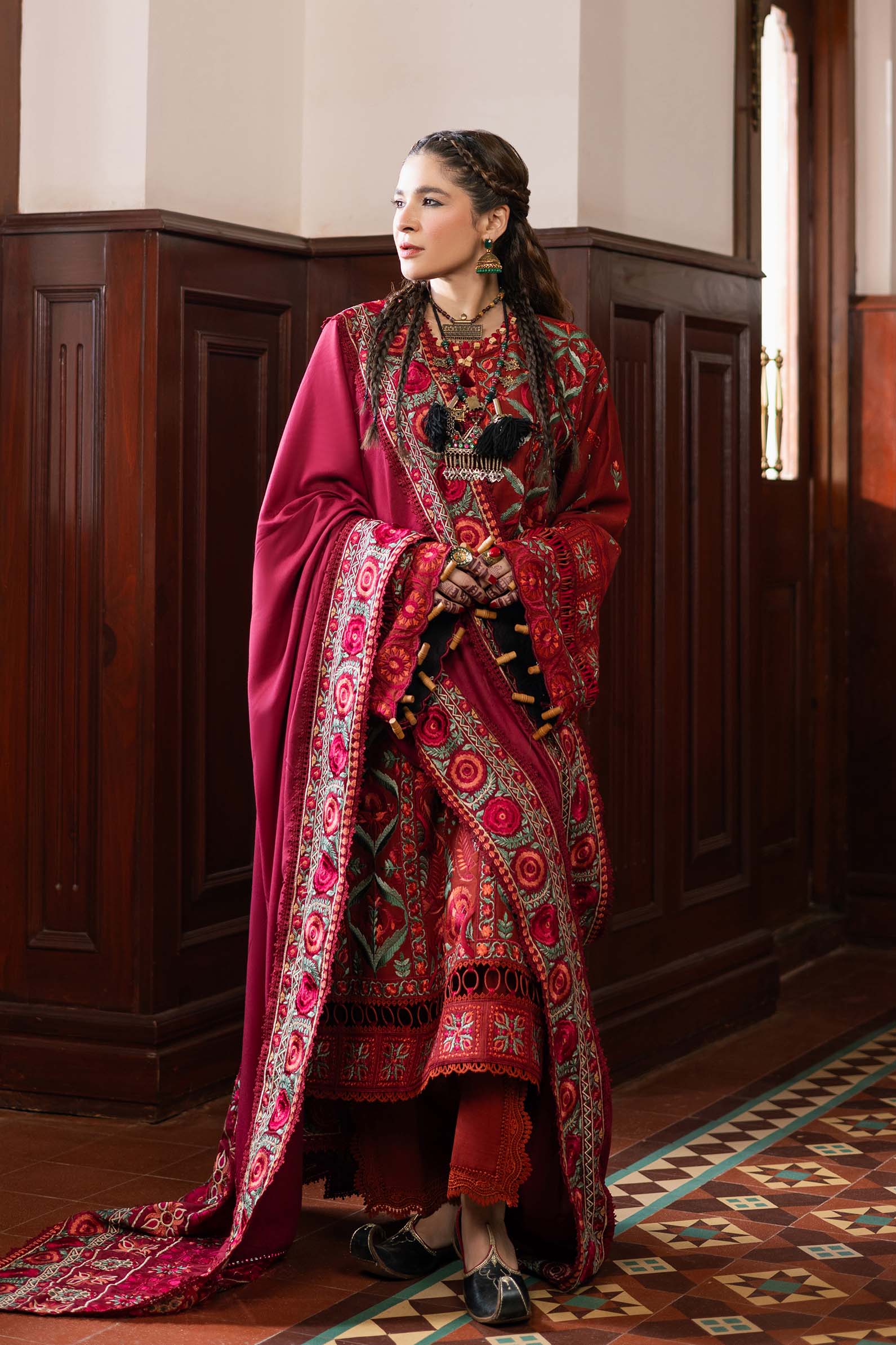 Maryam Hussain winter shawl '24-Fall - Image 3