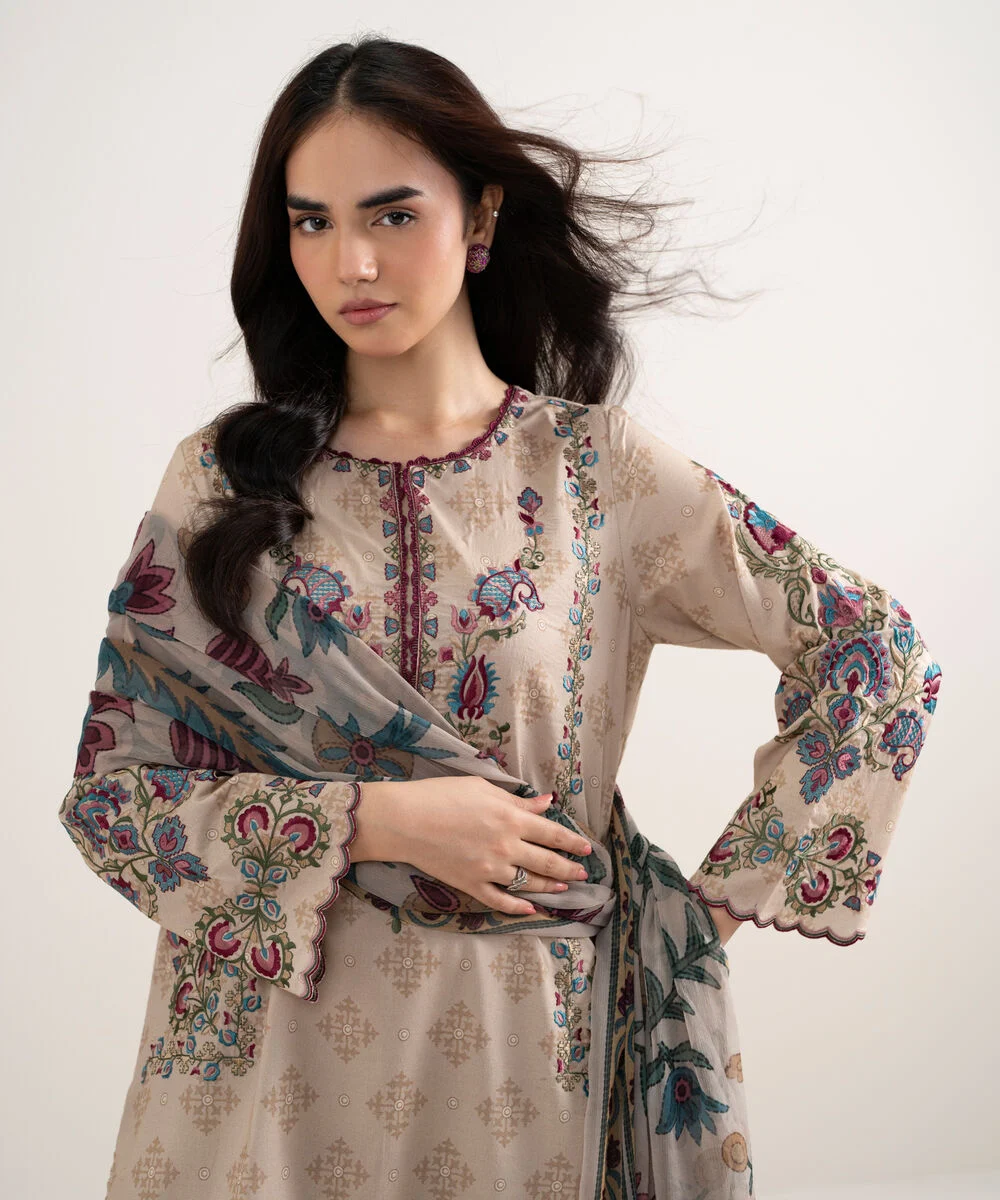 SAPPHIRE Lawn Collection,26 - Image 4